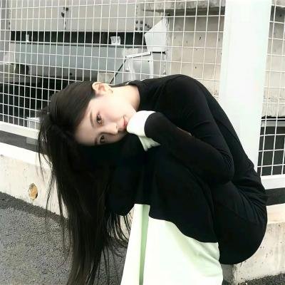 穿黄睡衣的女孩
